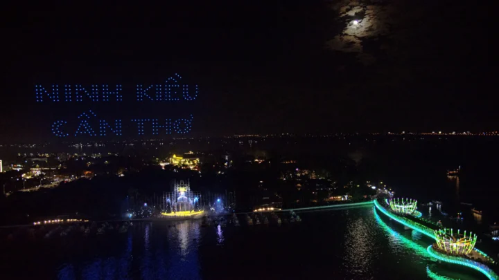 Hàng trăm drone tạo hình trong show ánh sáng trên bầu trời Cần Thơ