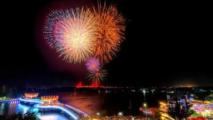 Pháo hoa bùng nổ trên bầu trời sông Hậu trong đêm lễ hội