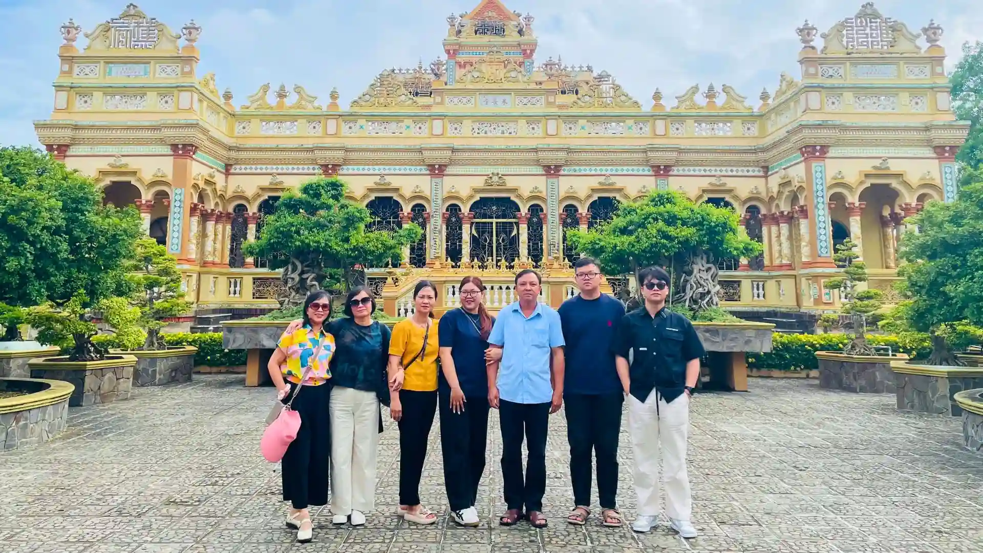 khách hàng viếng chùa vĩnh tràng tour miền tây 2 ngày 1 đêm