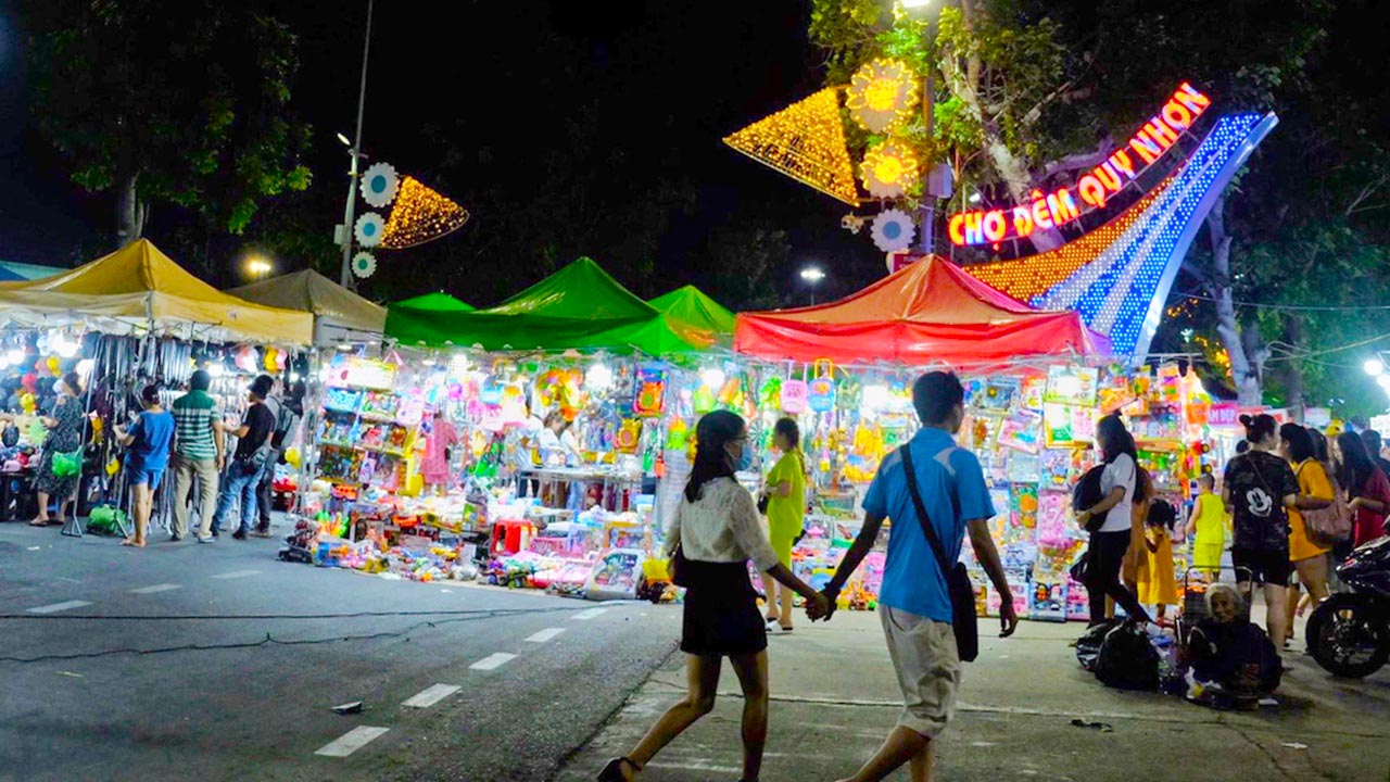 Tour Quy Nhơn Bình Định 4 ngày 3 đêm - Đi dạo chợ đêm Quy Nhơn