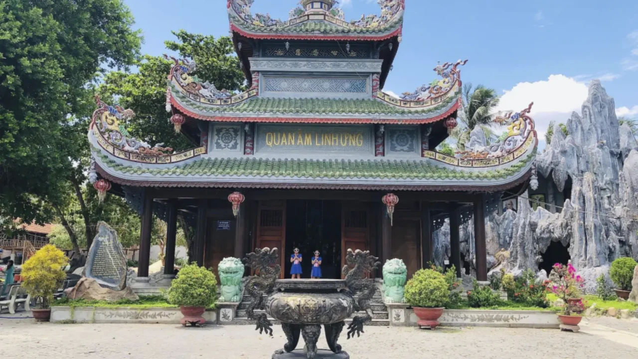 khám phá chùa thanh lương ngôi chùa được xây dựng bằng san hô và gáo dừa