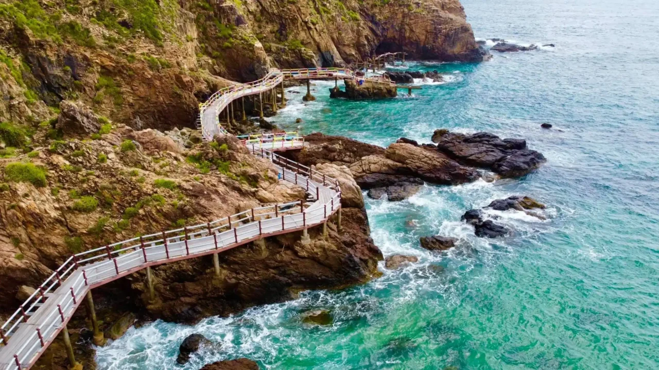bãi biển xanh và bờ cát trắng được thiên nhiên ban tặng cho kỳ co