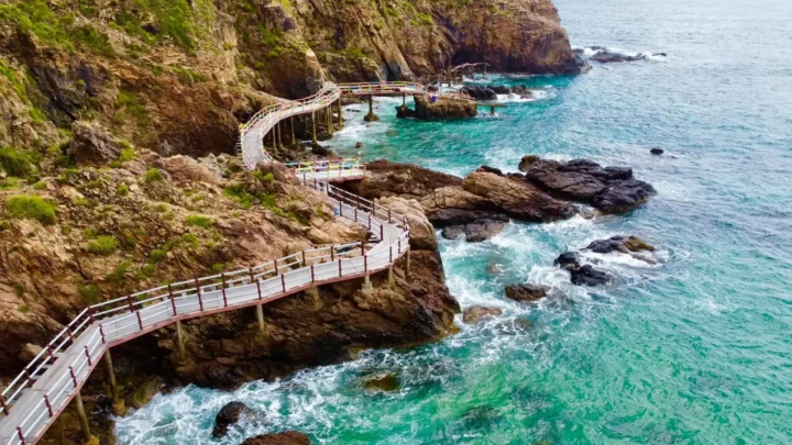 bãi biển xanh và bờ cát trắng được thiên nhiên ban tặng cho kỳ co