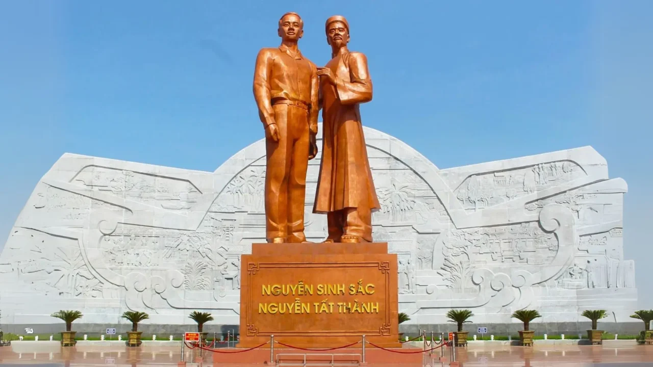 đến quảng trường quy nhơn ghé Thăm tượng đài người anh hùng của dân tộc Nguyễn Sinh Sắc - Nguyễn Tất Thành