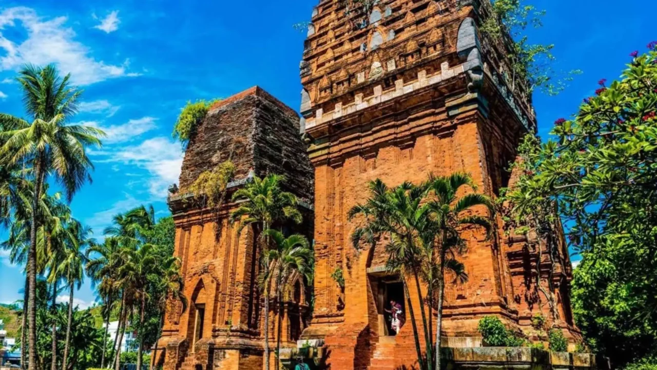 khám phá kiến trúc độc đáo tại tháp đôi trong tour quy nhơn phú yên 4 ngày 3 đêm