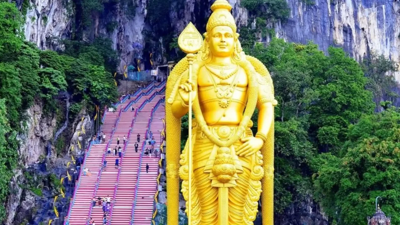 Động Batu với tượng thần Murugan khổng lồ