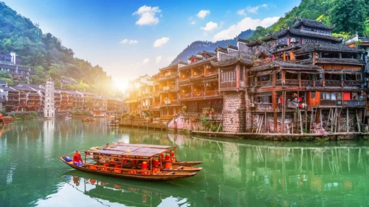 Thành phố Ân Thi về đêm với đèn neon rực rỡ phản chiếu trên sông Gongshui