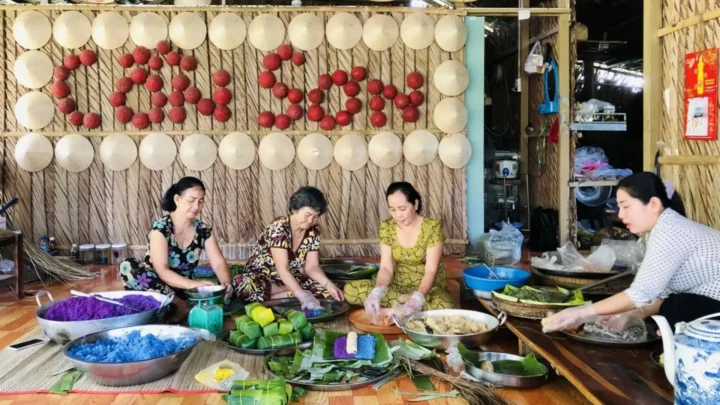 tour ve mien thuong 2 ngay 1 dem lam banh dan gian con son