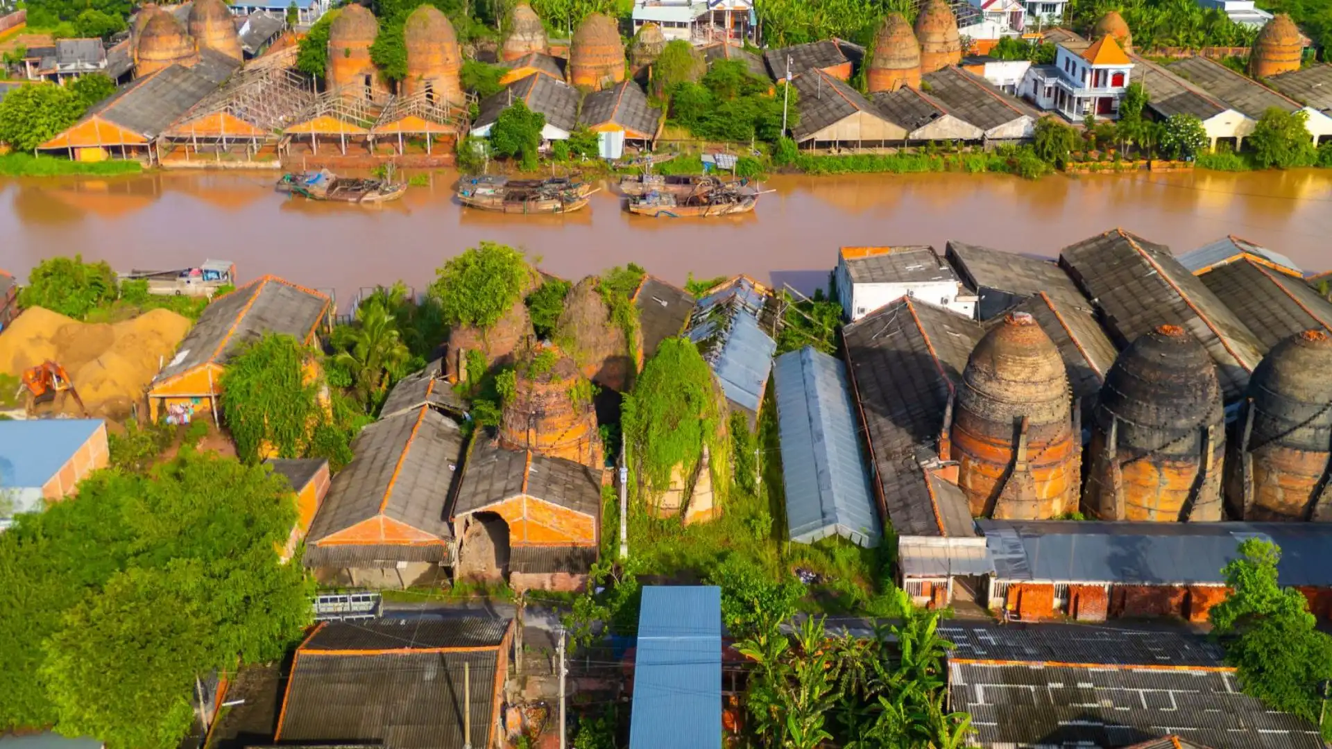 Lò gạch đỏ Vương Quốc Đỏ Vĩnh Long trong tour về miền thương 3 ngày 2 đêm