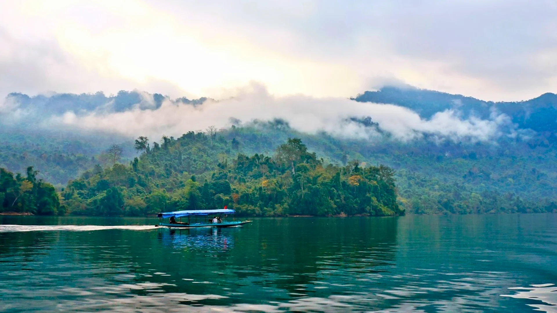 Di chuyển bằng thuyền trên sông Năng