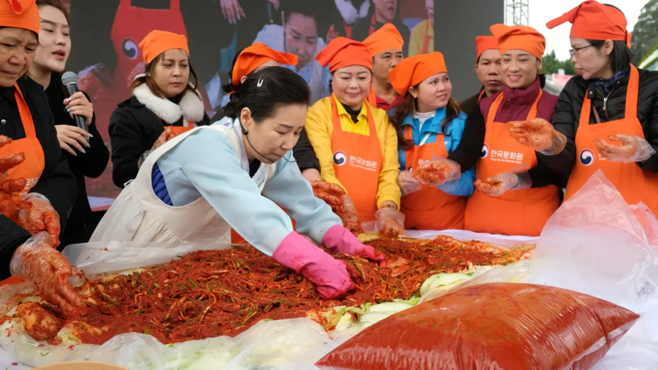 Trải nghiệm làm Kimchi và mặc Hanbok - văn hóa Hàn Quốc