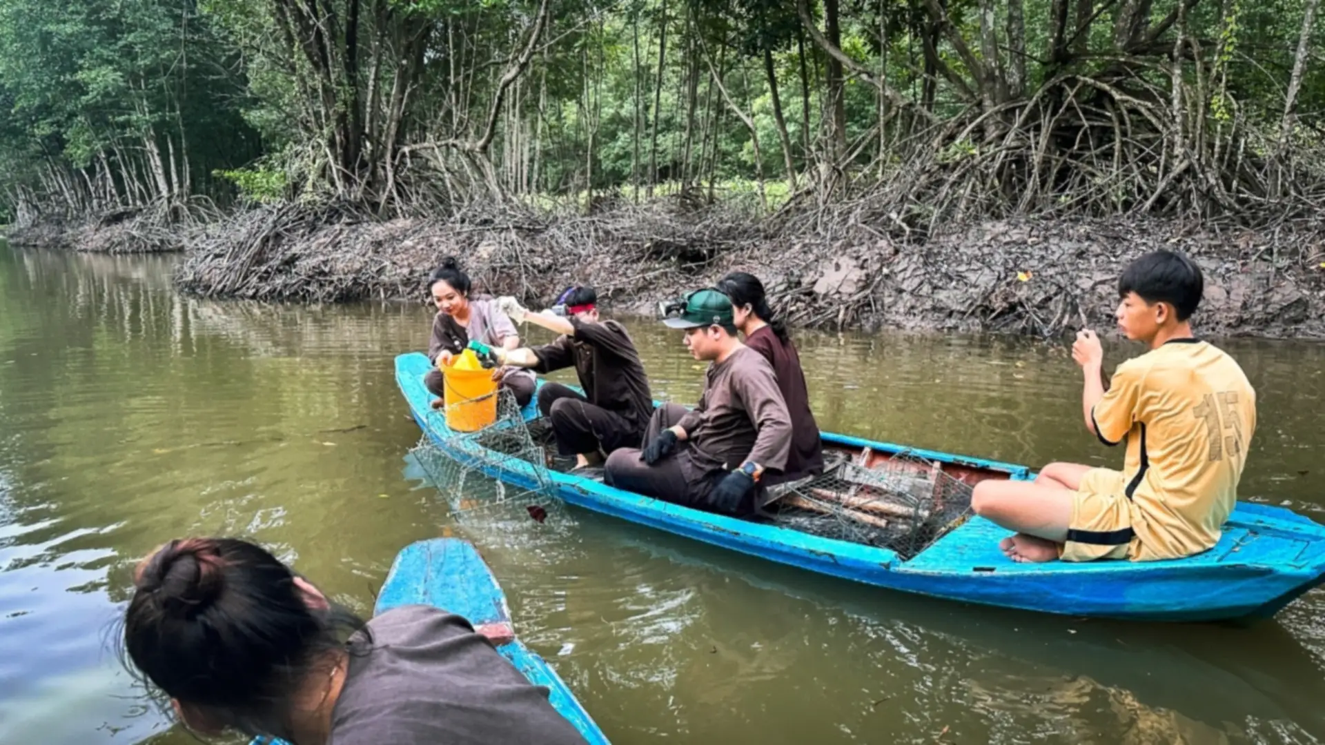 Trải nghiệm làm ngư dân Đất Mũi 1 ngày cùng ngư dân ngồi xuồng dỡ lợp cua