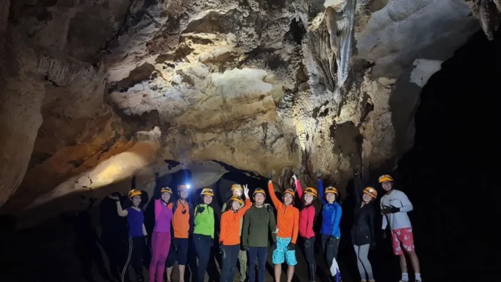 Cả nhóm trang bị đầy đủ dụng cụ an toàn, tour Hang Chà Lòi