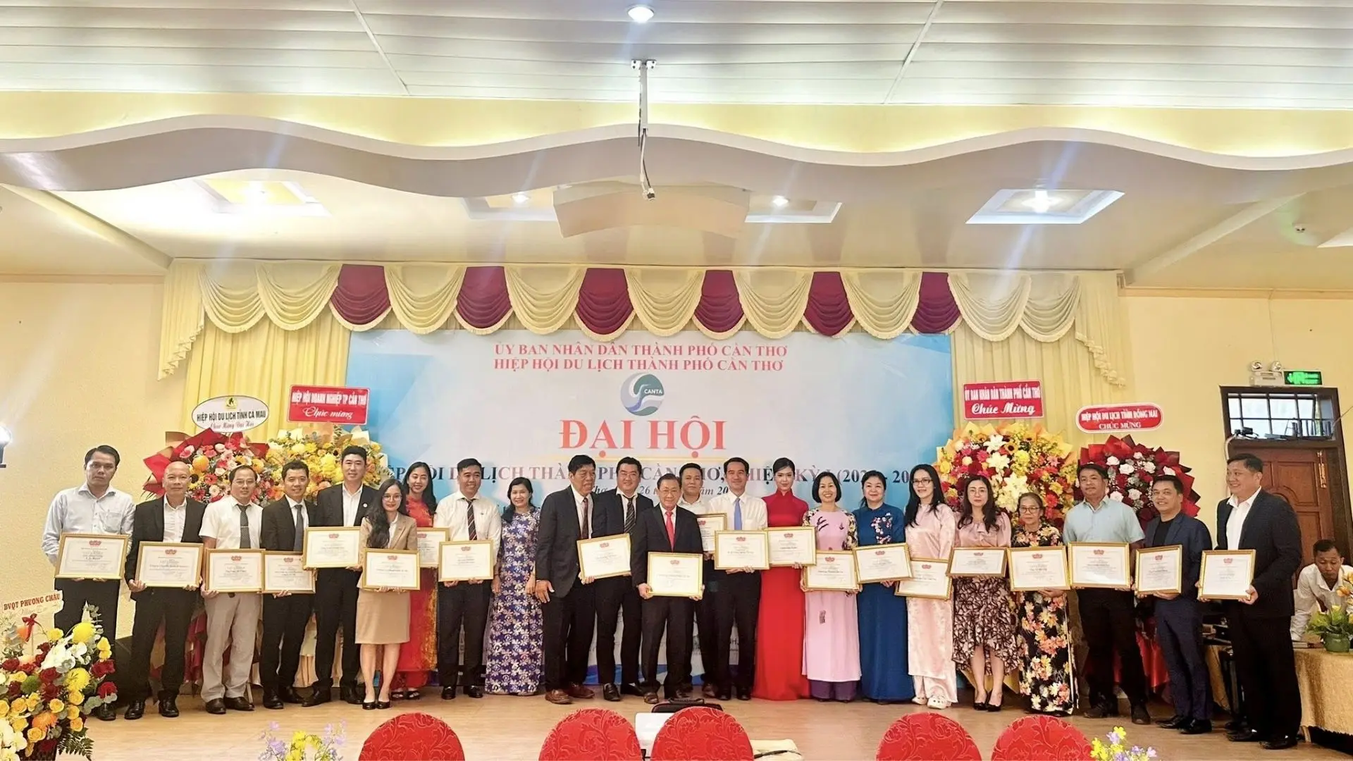 Nụ Cười Mê Kông nhận chứng nhận thành viên chủ chốt tại buổi lễ của Hiệp hội Du lịch TP. Cần Thơ