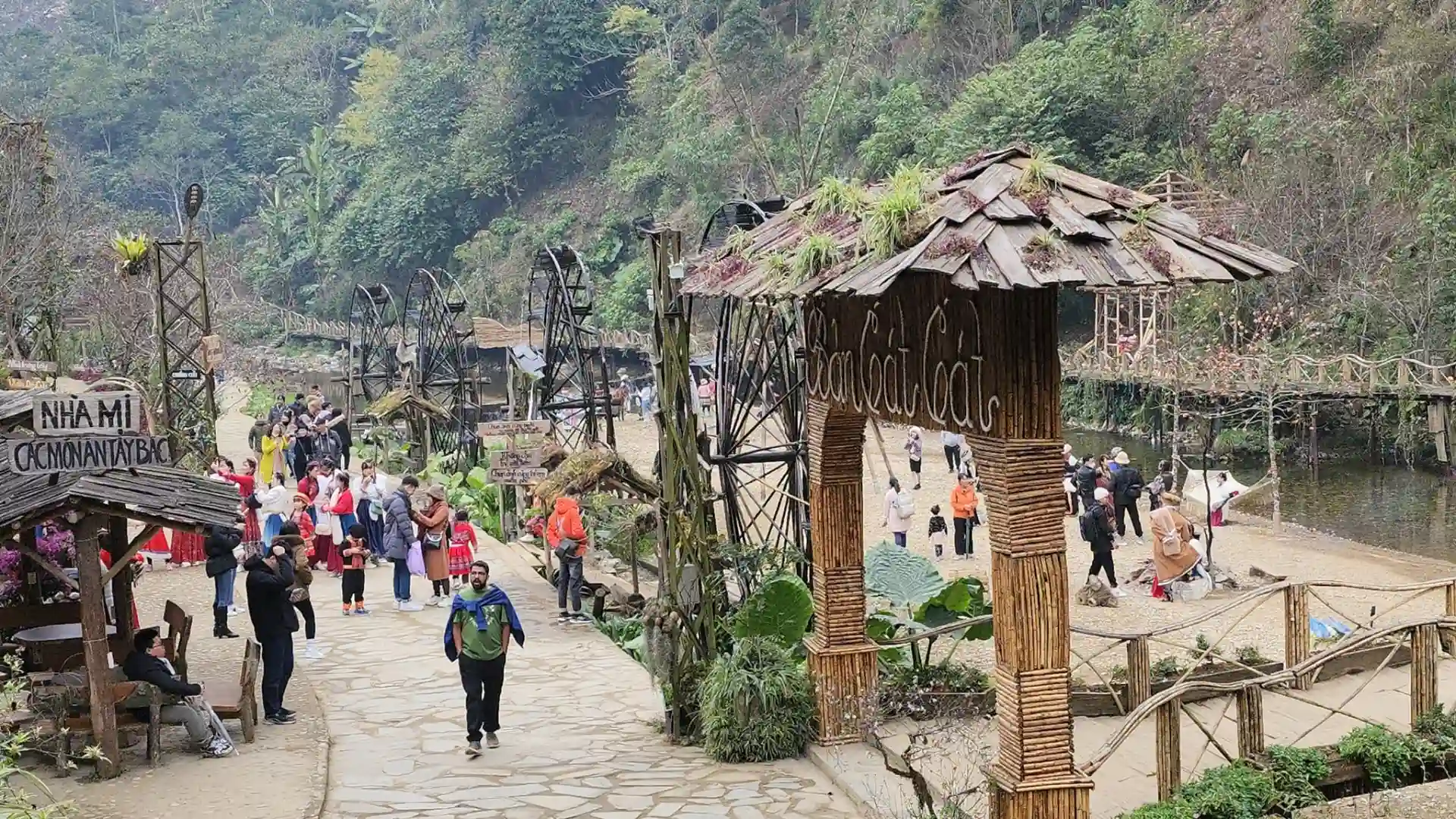 Trekking qua bản làng người Thái Mông gần đèo Khau Phạ