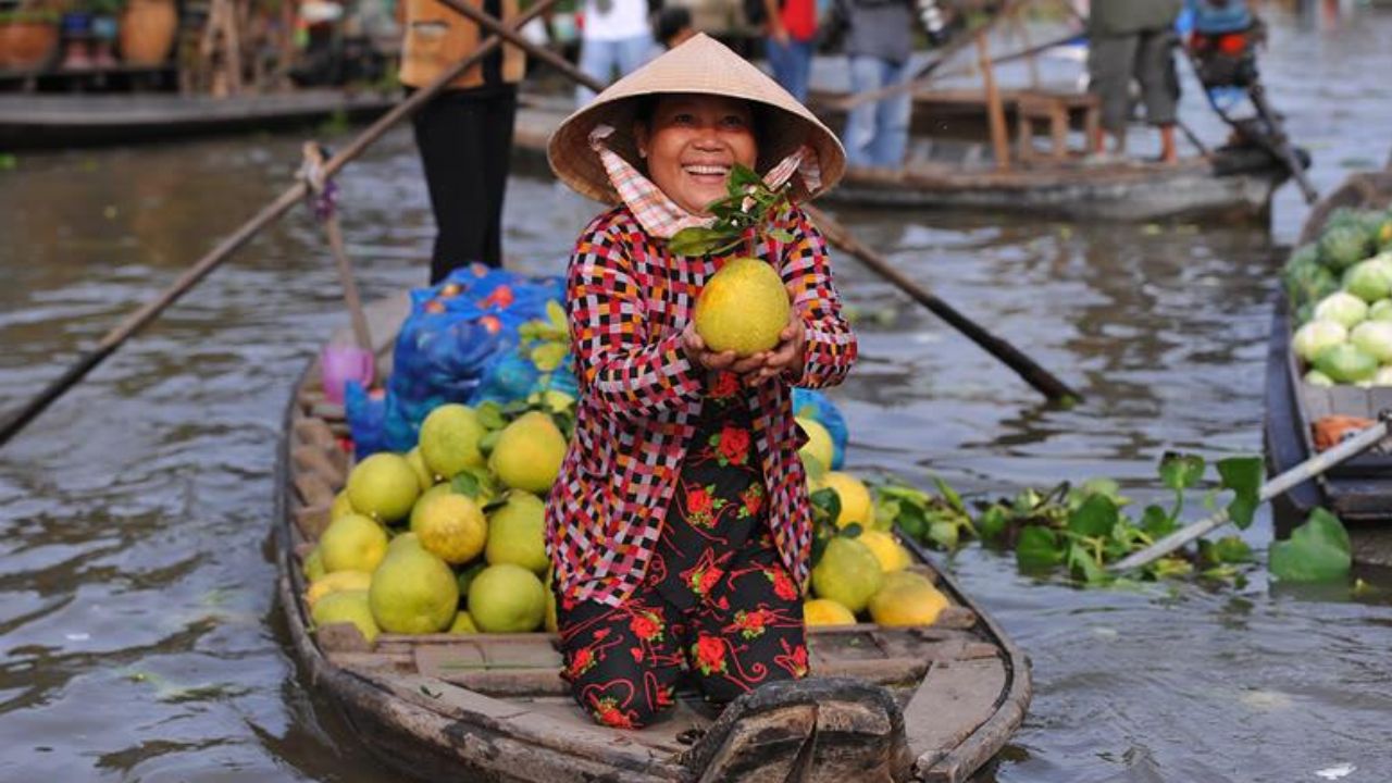 Trò chuyện cùng người dân trên chợ nổi