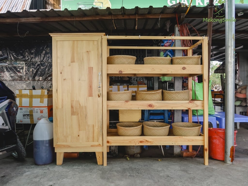 Tủ đựng vật dụng bằng nhựa của Cồn Sơn do Nụ Cười Mê Kông trao tặng