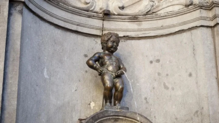 Tượng chú bé đứng tè tại Bỉ