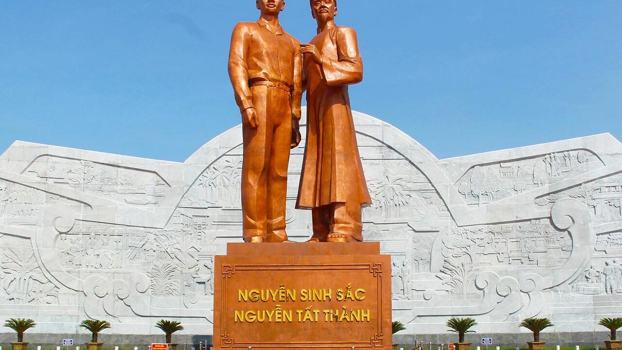 Thăm tượng đài người anh hùng của dân tộc Nguyễn Sinh Sắc - Nguyễn Tất Thành