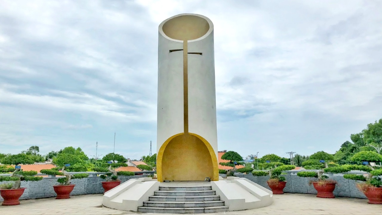 Tượng đài ống tre khu tưởng niệm Cao Văn Lầu