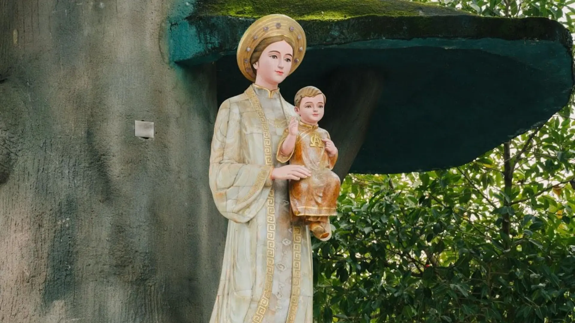 Tượng Đức Mẹ tại Thánh địa La Vang