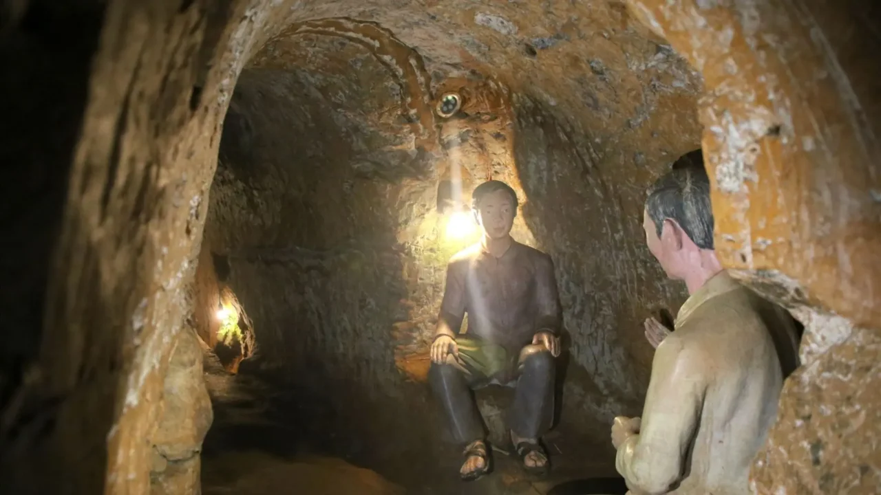 tour địa đạo củ chi xem phim tư liệu chiến tranh