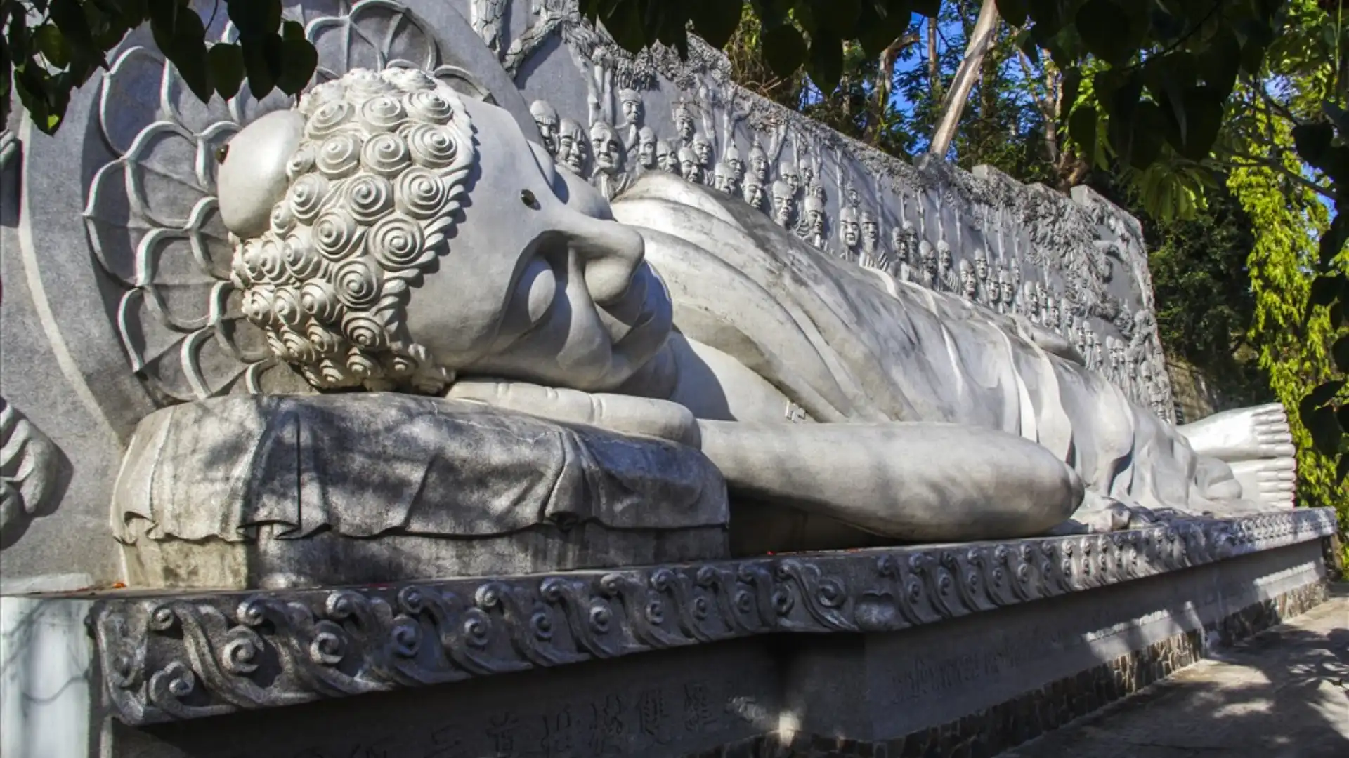 Tượng Phật nhập niết bàn tại Chùa Long Sơn