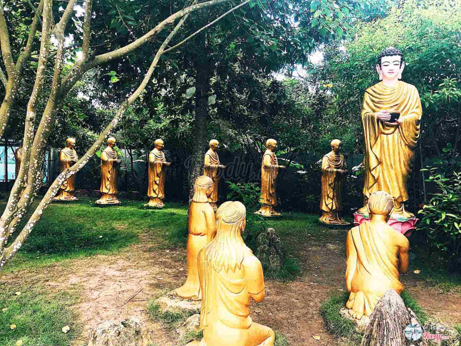 Tượng Phật Thích Ca và các môn đệ
