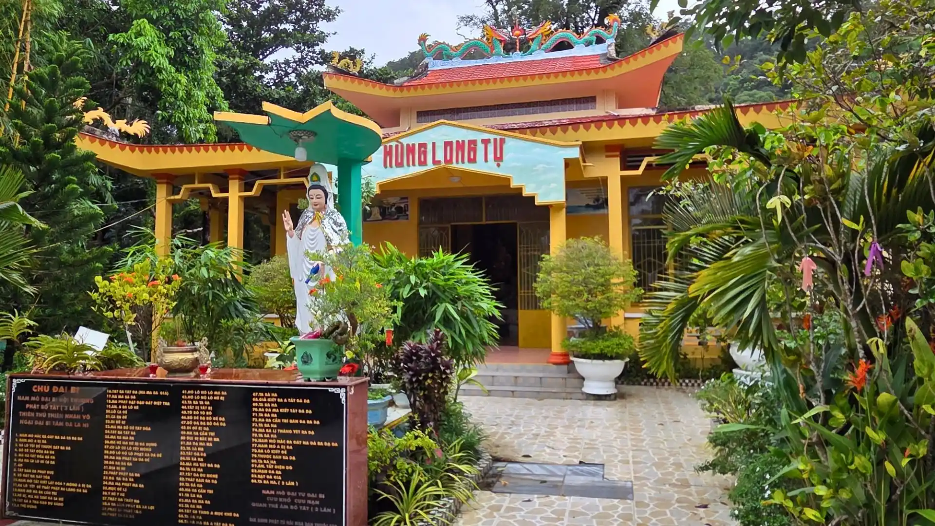 tượng quan âm trước chánh điẹn chùa sư muôn