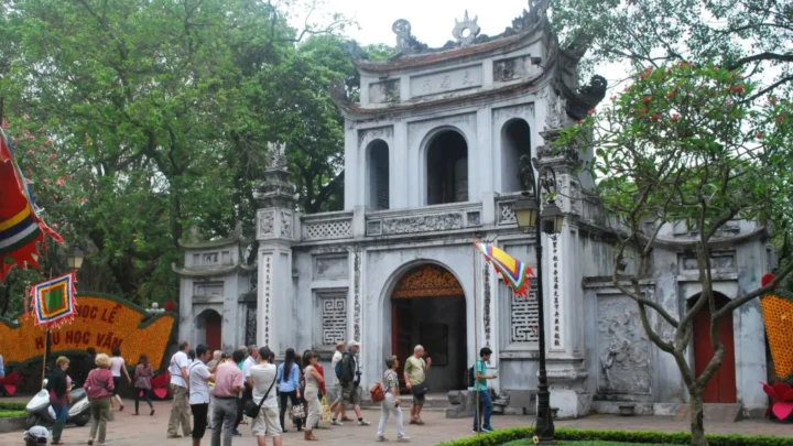 tour du lịch miền bắc thăm văn miếu quốc tử giám