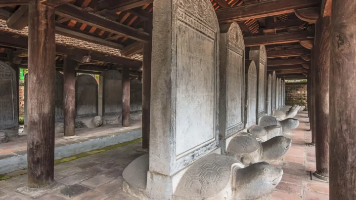 bia tiến sĩ được đặt lên tượng rùa tại văn miếu quốc tử giám