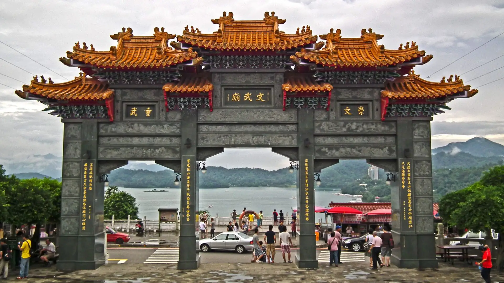 tour đài trung tham quan Văn Võ Miếu cổ kính bên hồ Nhật Nguyệt