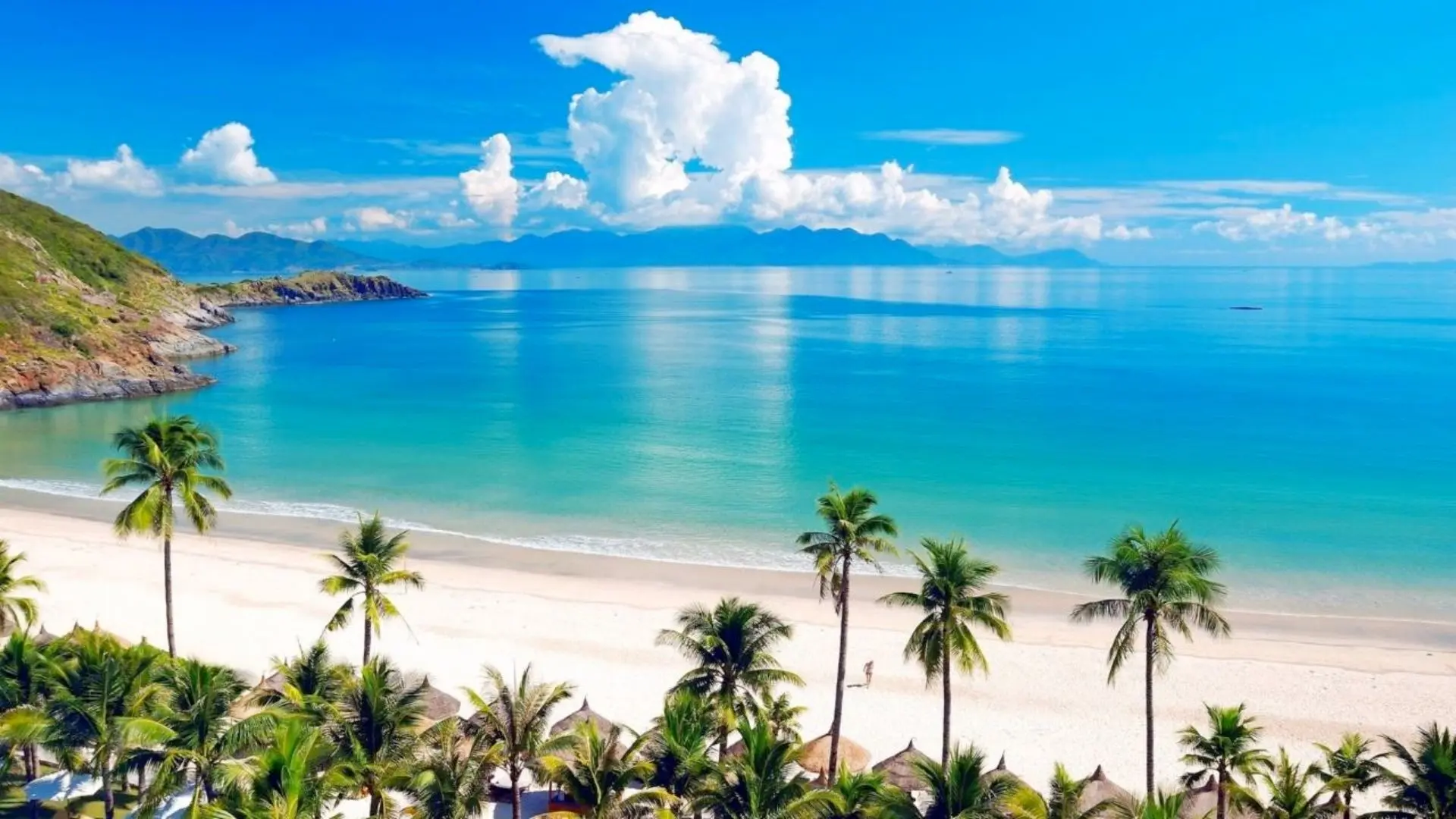 Bãi Nhũ Tiên với làn nước trong xanh