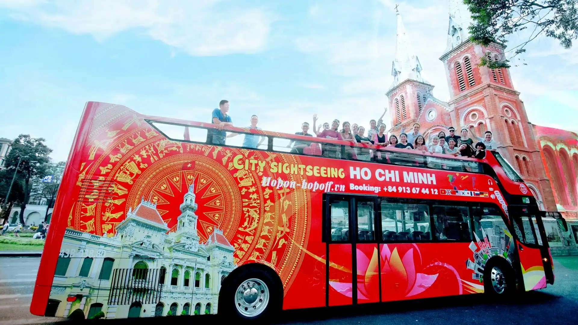 Xe bus 2 tầng Hop on Hop off được thiết kế phục vụ tham quan du lịch nội thành