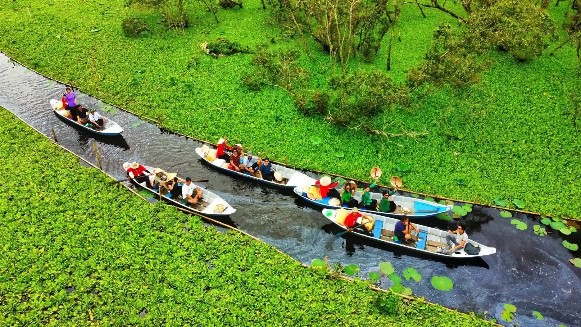 Khung cảnh thiên nhiên thanh bình hút mắt du khách.
