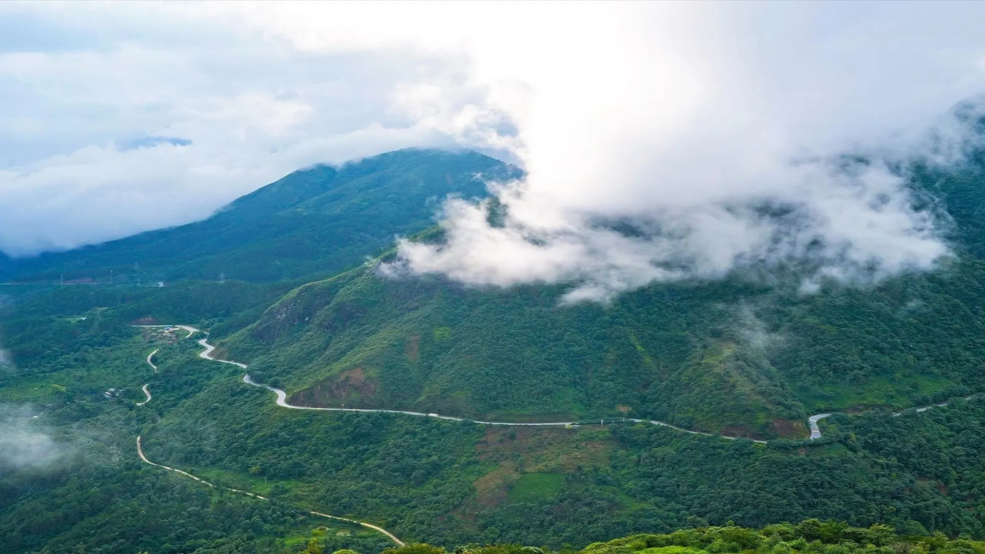 Đèo Ô Quy Hồ gần các điểm du lịch nổi tiếng như Sa Pa, Lai Châu, Điện Biên,...