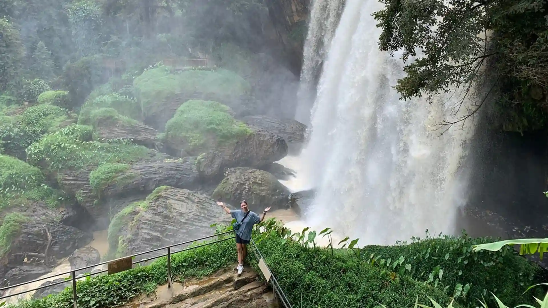 Du khách chụp ảnh dưới chân Thác Voi