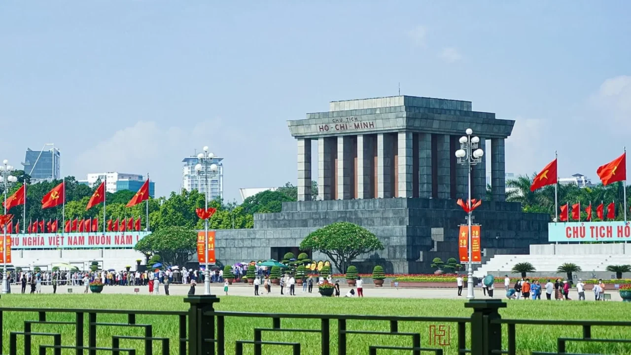 viếng lăng chủ tịch hồ chí minh đầy uy nghiêm