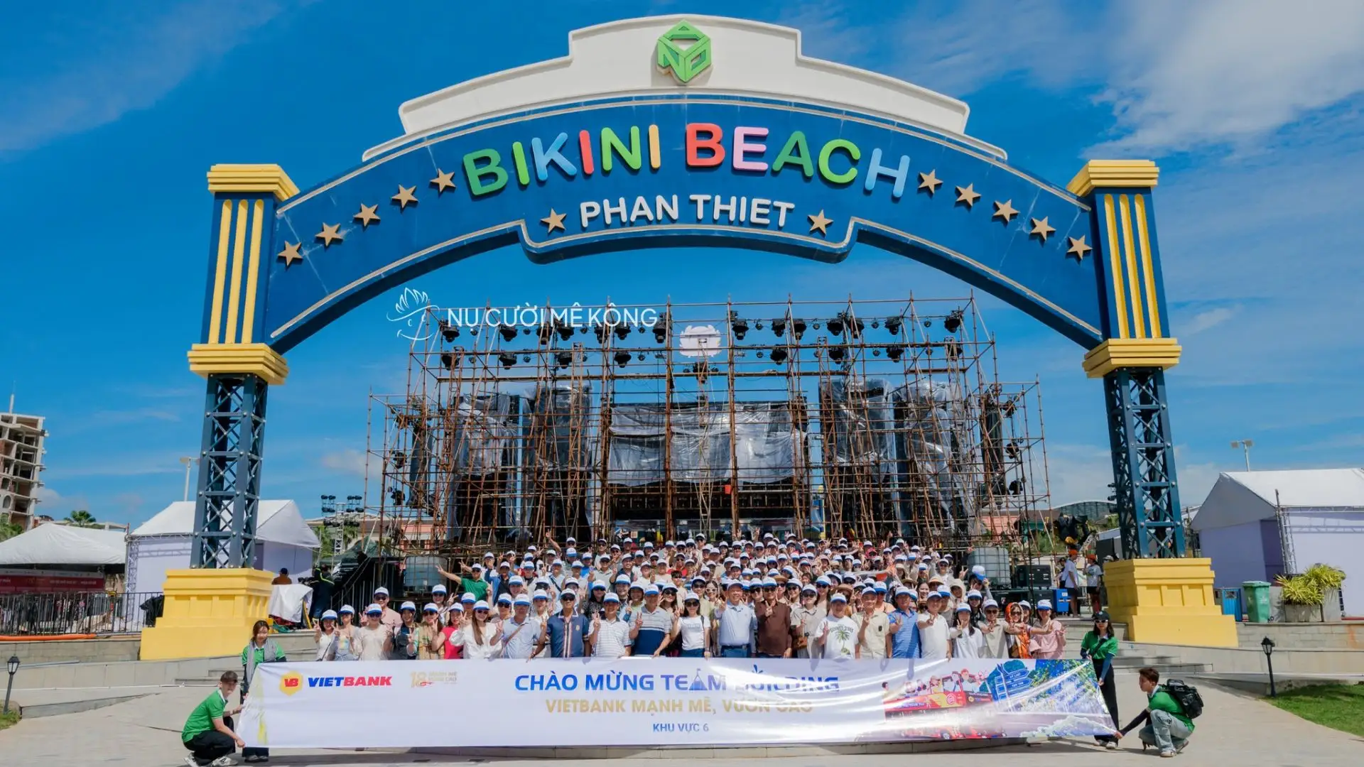 Tour đoàn Vietbank tại Phan Thiết nhân viên check-in bên bãi biển