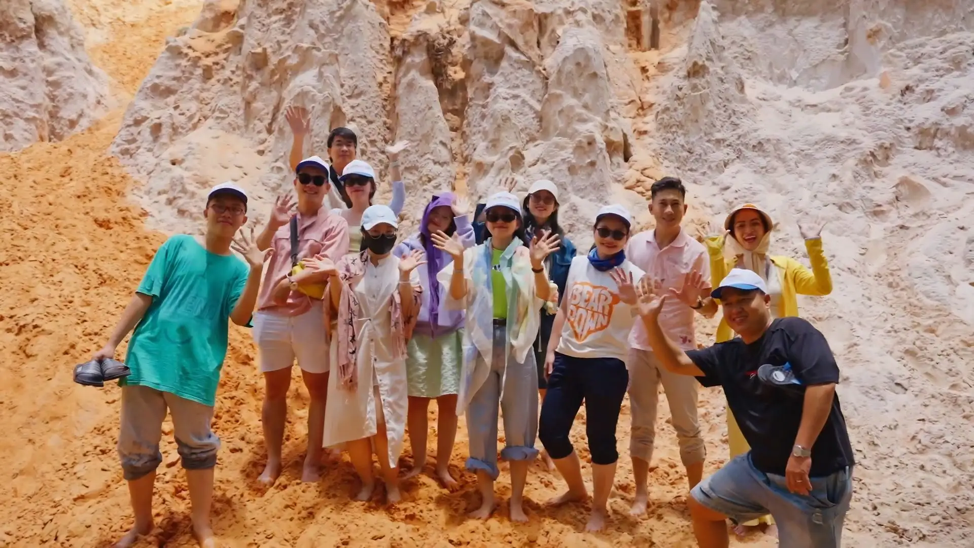 Tour đoàn Vietbank tại Phan Thiết tập thể check-in lưu giữ kỷ niệm