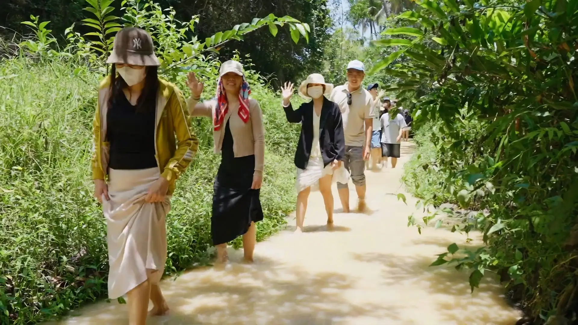 Tour đoàn Vietbank tại Phan Thiết tham gia thử thách lội suối team building