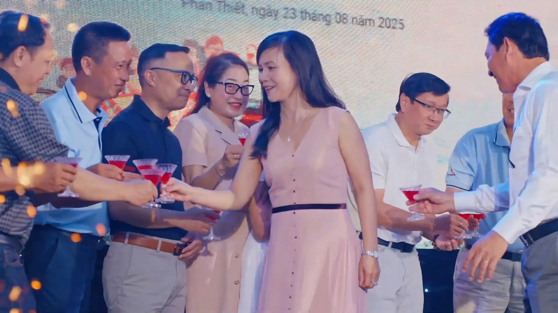 Tour đoàn Vietbank tại Phan Thiết cùng nâng ly chúc mừng trong Gala Dinner