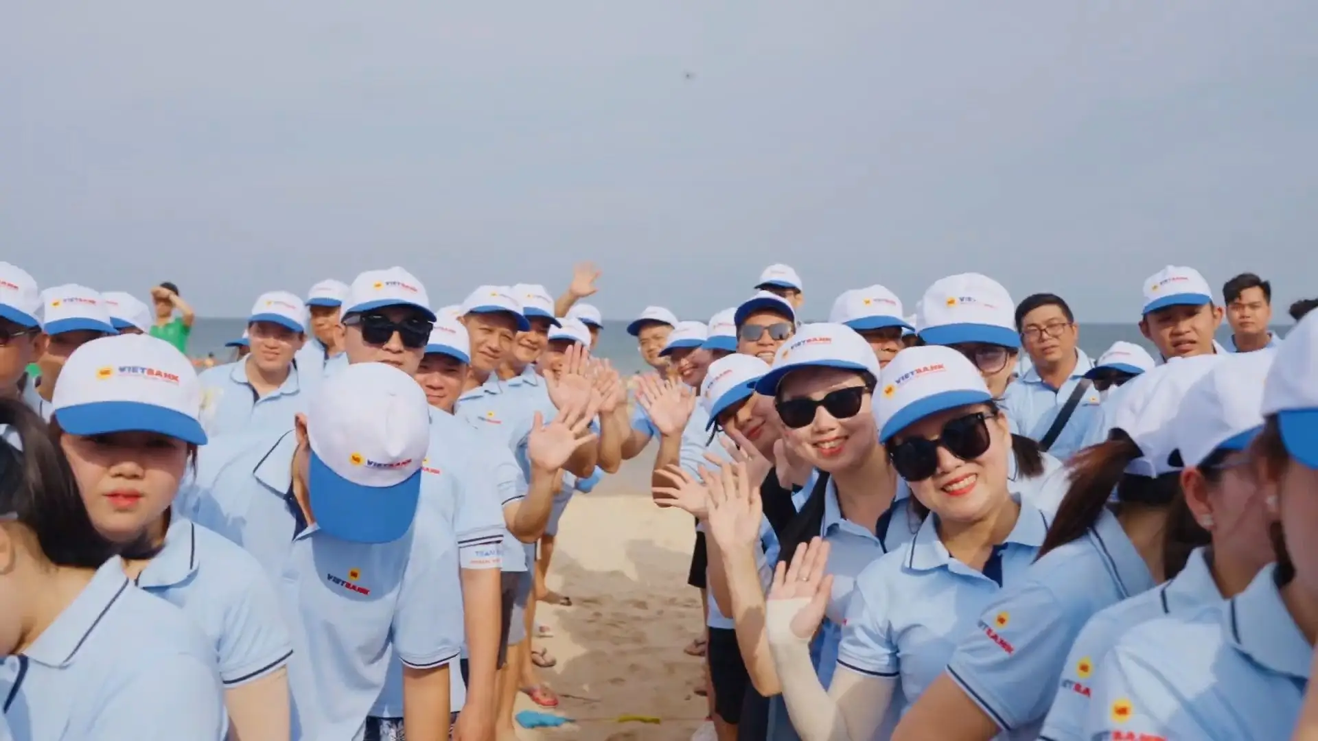 Tour đoàn Vietbank tại Phan Thiết nhân viên giao lưu sôi động trên sân khấu