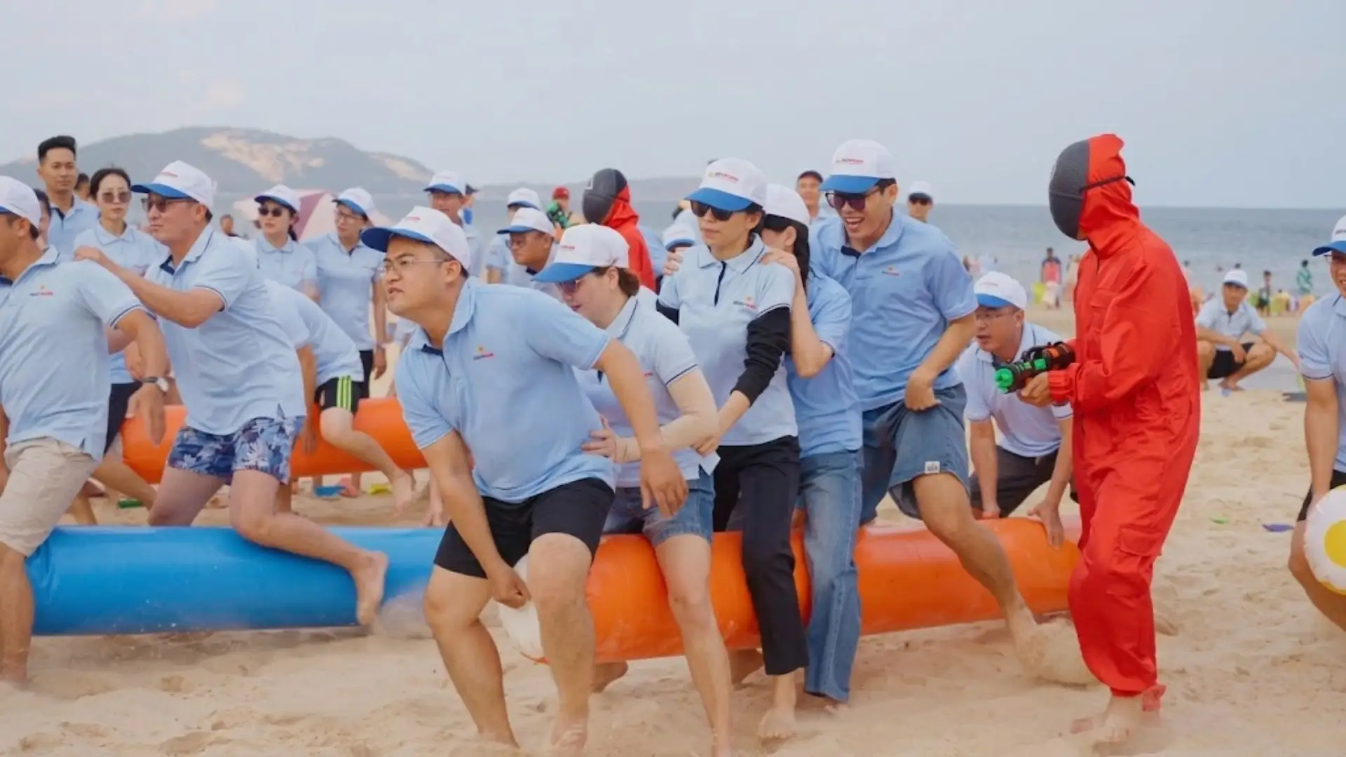 Tour đoàn Vietbank tại Phan Thiết nhân viên tham gia hoạt động nhóm