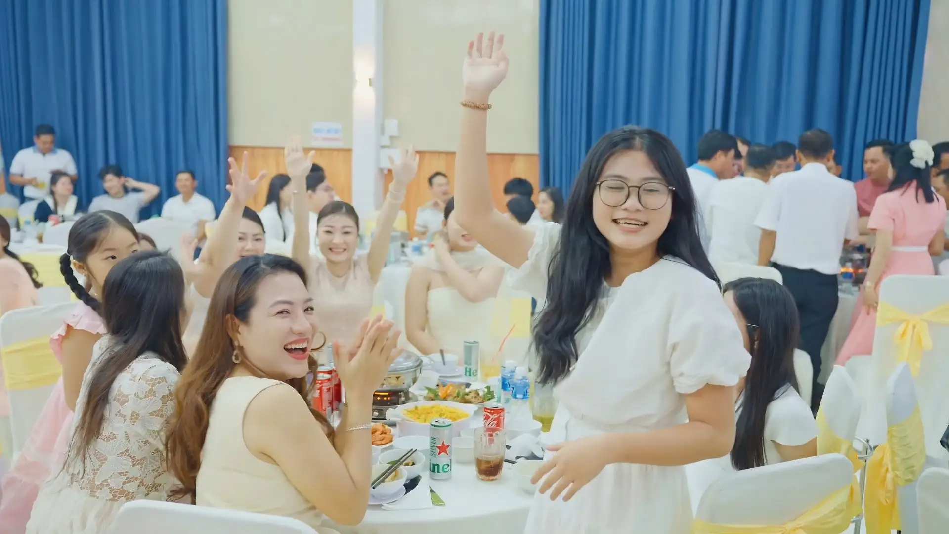 Tour đoàn Vietbank tại Phan Thiết tham gia trò chơi tập thể