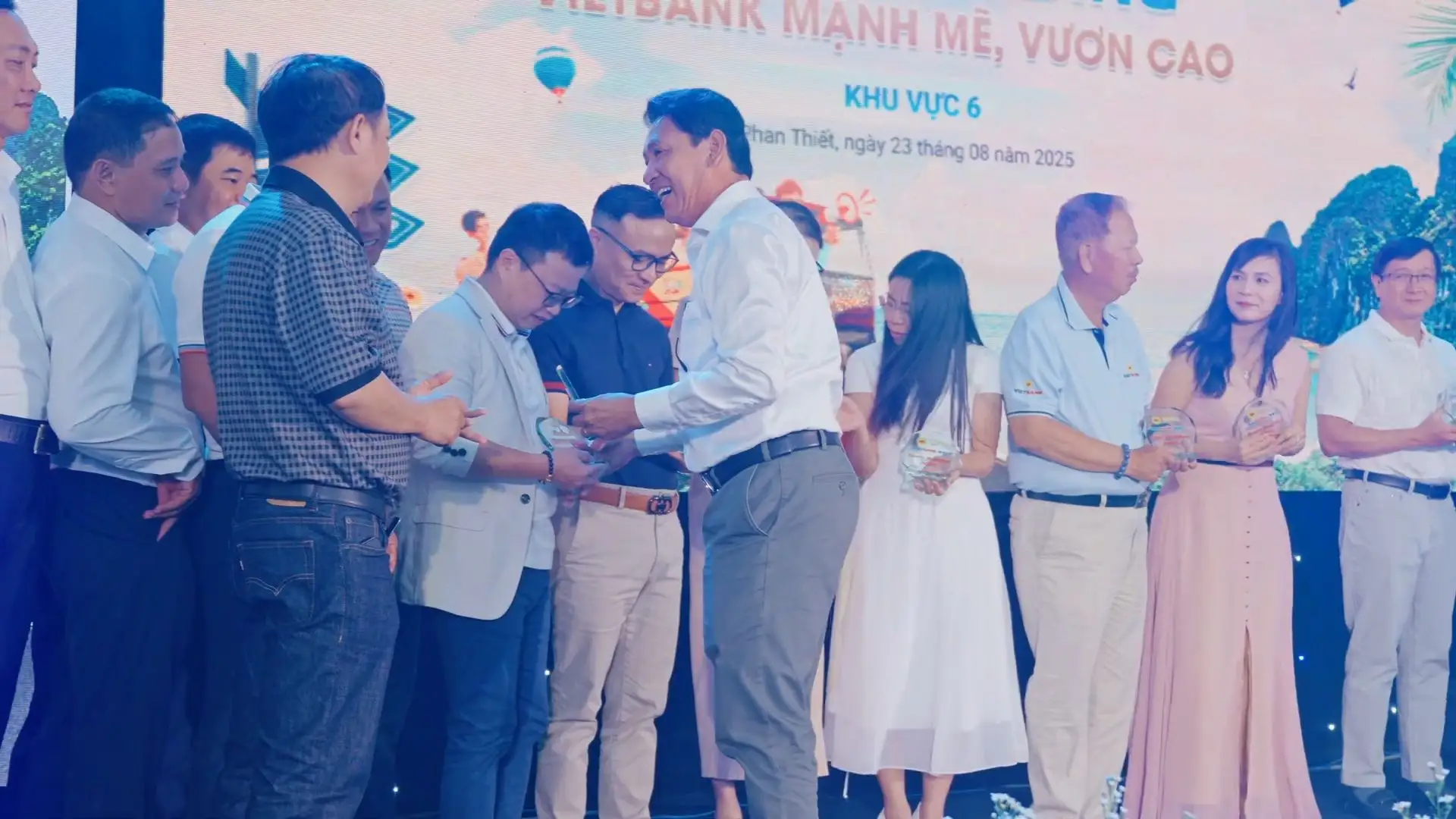 Tour đoàn Vietbank tại Phan Thiết trao cúp vinh danh tập thể xuất sắc