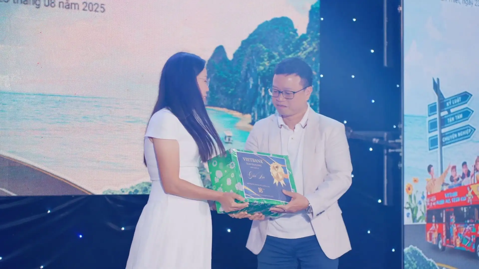 Tour đoàn Vietbank tại Phan Thiết trao thưởng kết quả team building
