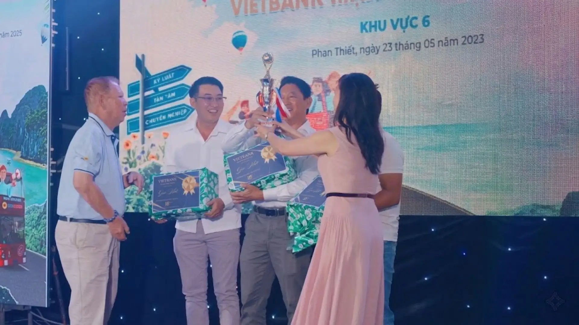 Hoạt động trao thưởng mang lại nhiều cảm xúc và sự hào hứng