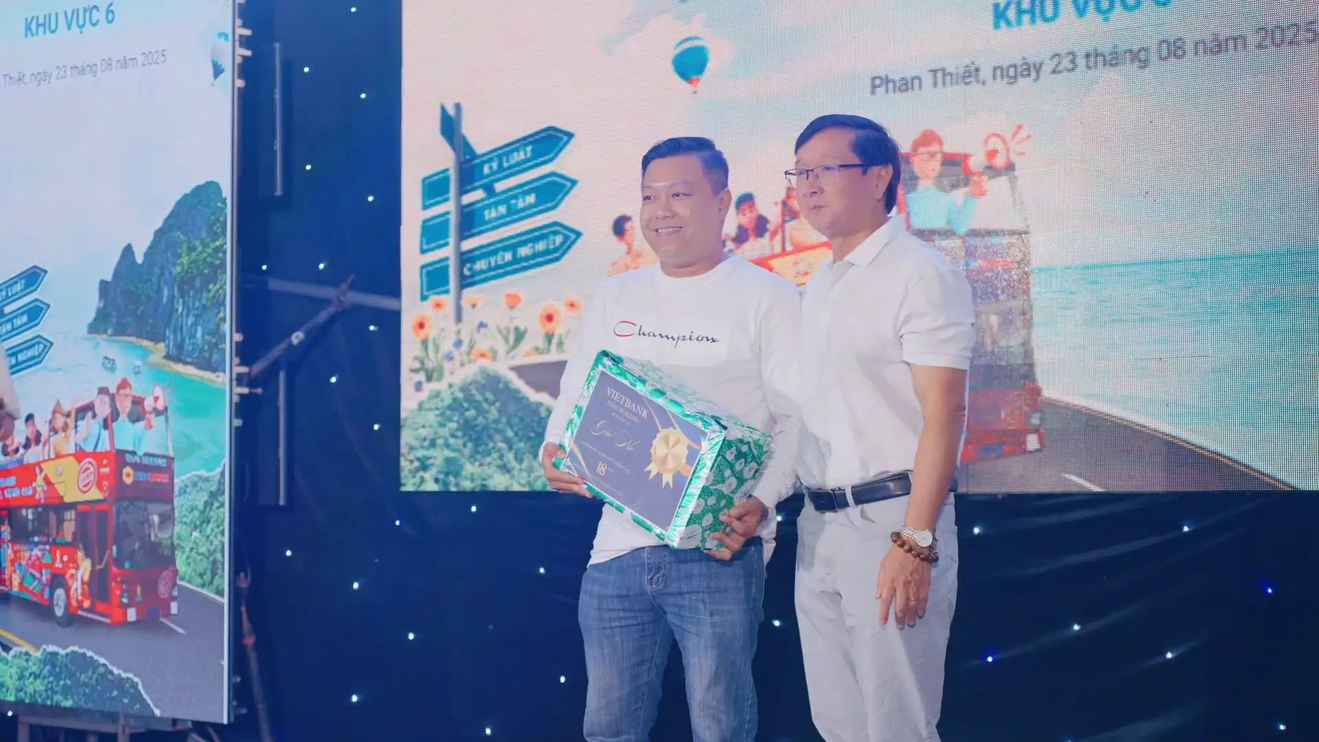 Tour đoàn Vietbank tại Phan Thiết trao thưởng cho các đội chiến thắng