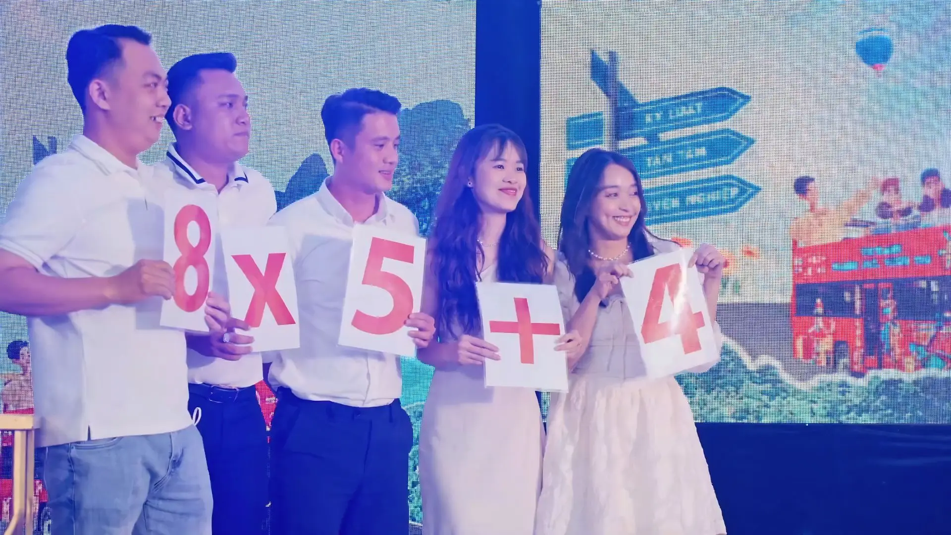 Tour đoàn Vietbank tại Phan Thiết tổ chức trò chơi sân khấu gala